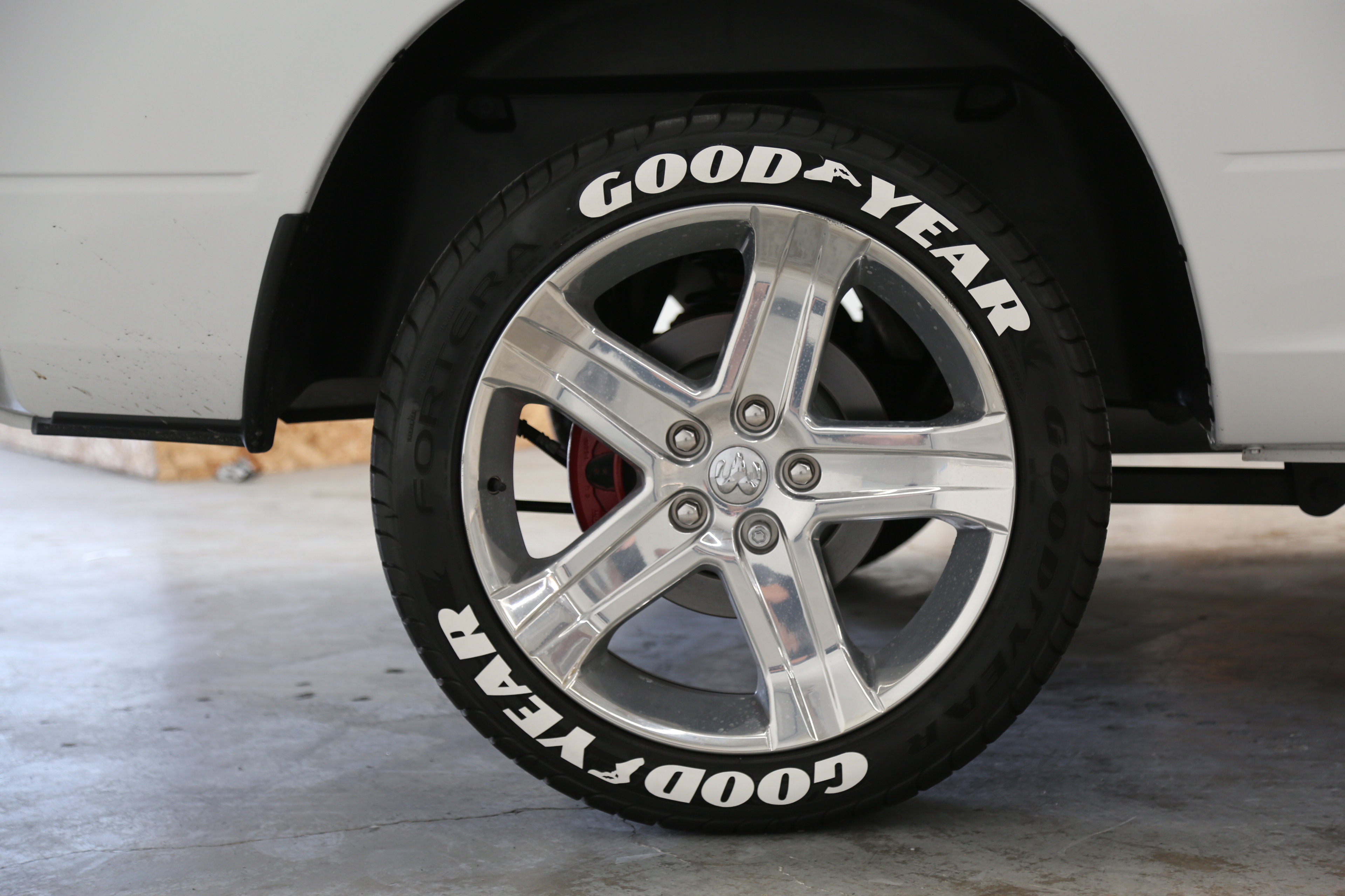 Introducir 52+ imagen goodyear wrangler white letter tires