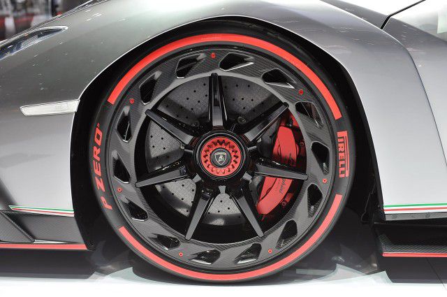 Lamborghini-Veneno-Tire